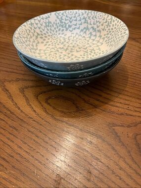 Set of 3 Baum Mums dinner bowls featuring a turquoise floral pattern